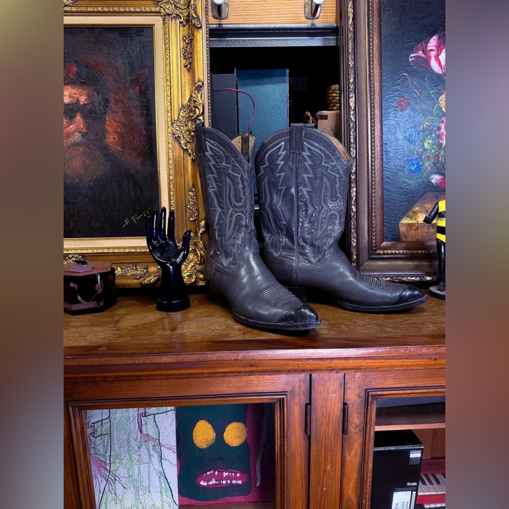 Men’s size: 11
Color: grey and black
Authentic Panhandle Slim western boots